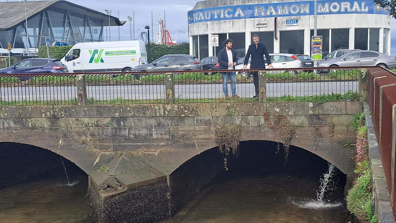 Alberto Varela y Javier Tourís visitando la desembocadura del Río do Con de Vilagarcía el pasado mes de febrero. DS