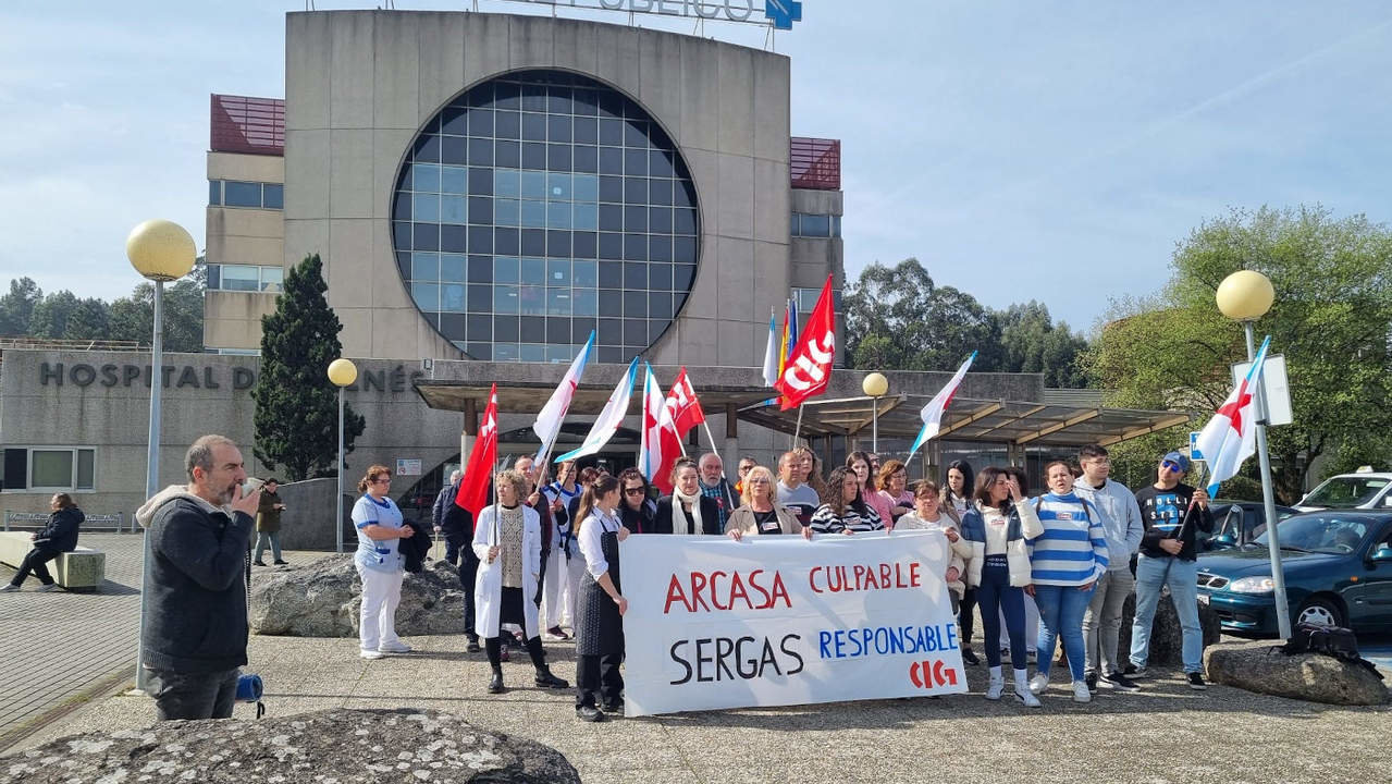 Imagen de la protesta realizada por el personal de cocina y cafetería del Hospital do Salnés ante los impagos. DS