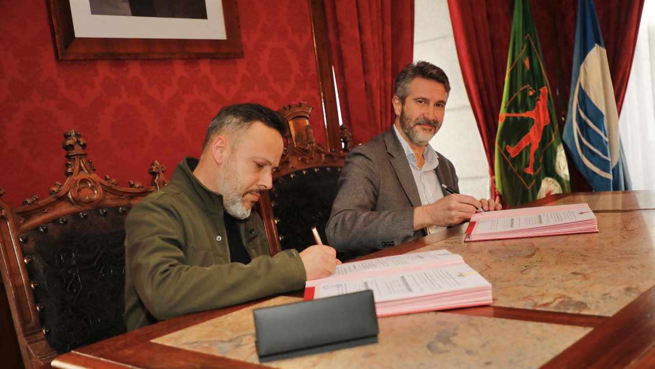 Firma del Convenio entre Alberto Varela y Diego Torres, presidente del a Asociación  Padroado da Banda de Música de Vilagarcía. JOSÉ LUIZ OUBIÑA