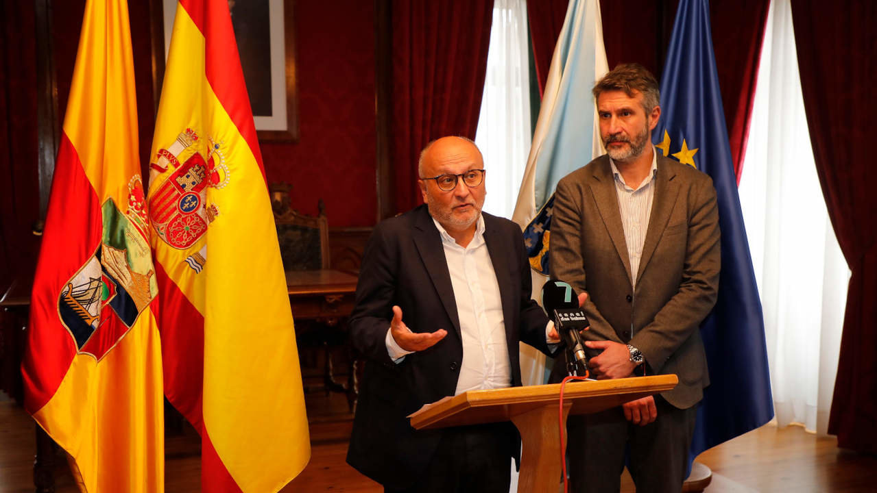Abel Losada y Alberto Varela tras su encuentro en la Casa Consistorial de Vilagarcía. JOSÉ LUIZ OUBIÑA