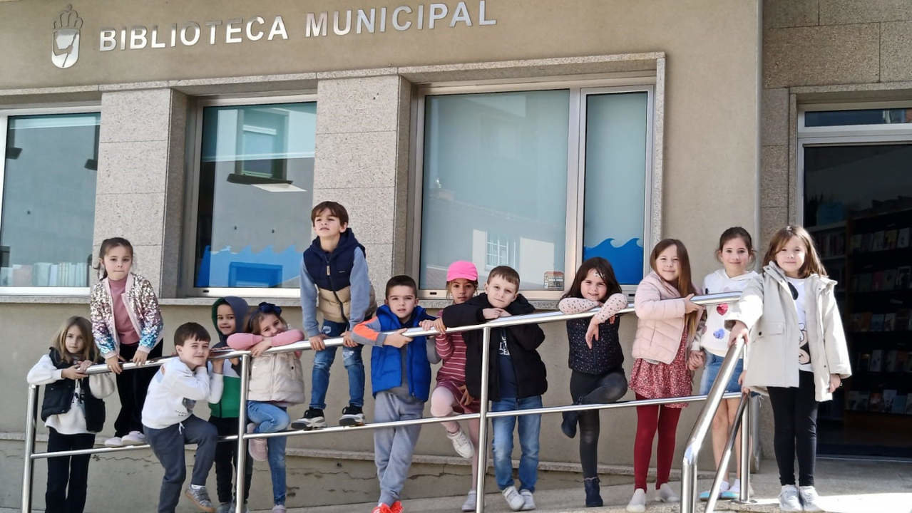 Os cativos ante a fachada da biblioteca de Portonovo. DS