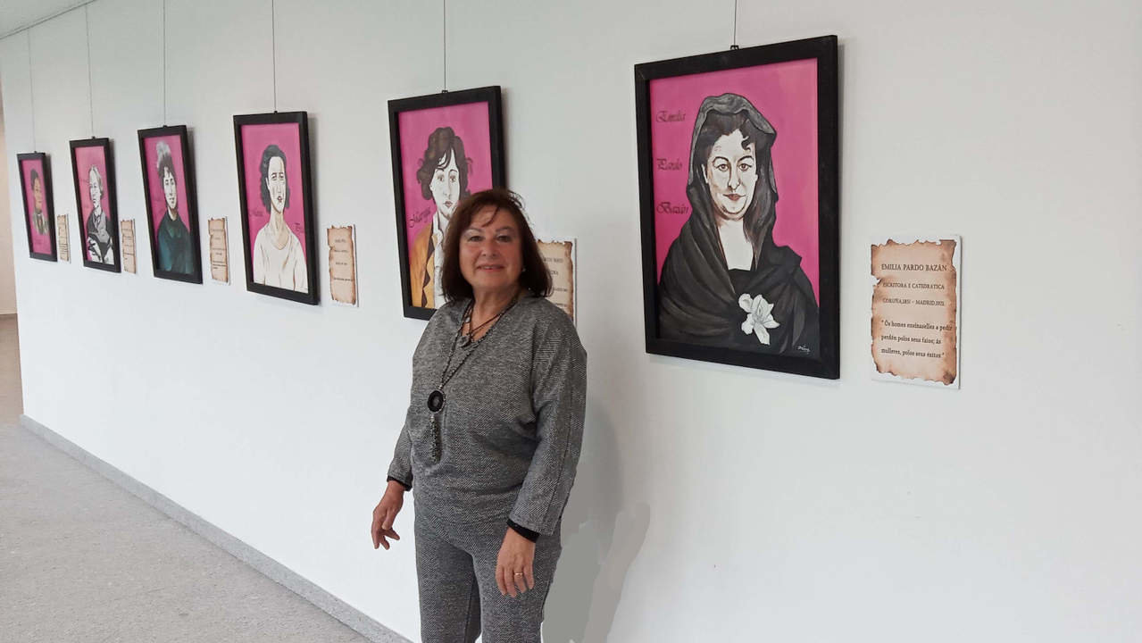 Rosario Palacios 'Orive' posando con algunha das súas obras. DS