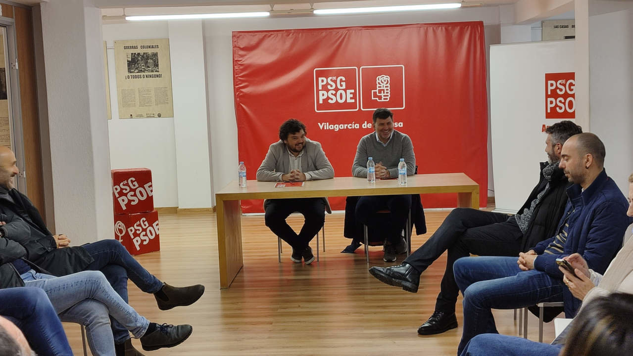 Encontro entre o eurodiputado Nicolás González e representantes do PSdeg-PSOE do Salnés. DS