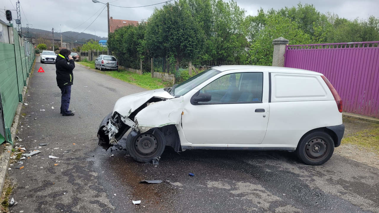 Accidente de tráfico en la rúa ferrocarril de Vilagarcía. SAMUEL CARDALDA