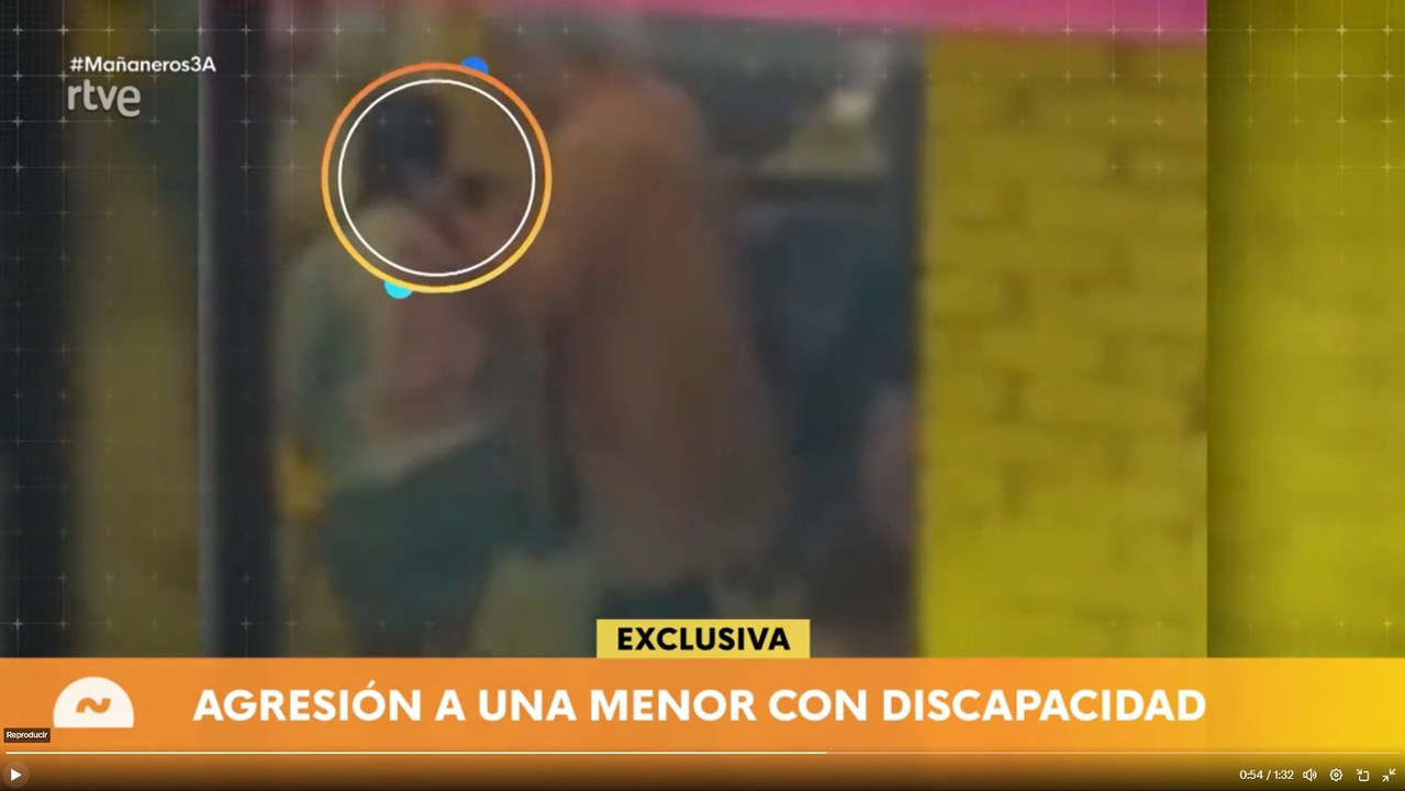  Captura de pantalla de las imágenes difundidas por el programa de TVE Mañaneros en las que se ve a una cuidadora agarrando del pelo a la menor. TVE 