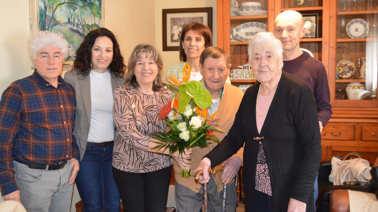 Anselmo Outón Vázquez xunto a súa muller e familia durante a visita das concelleiras