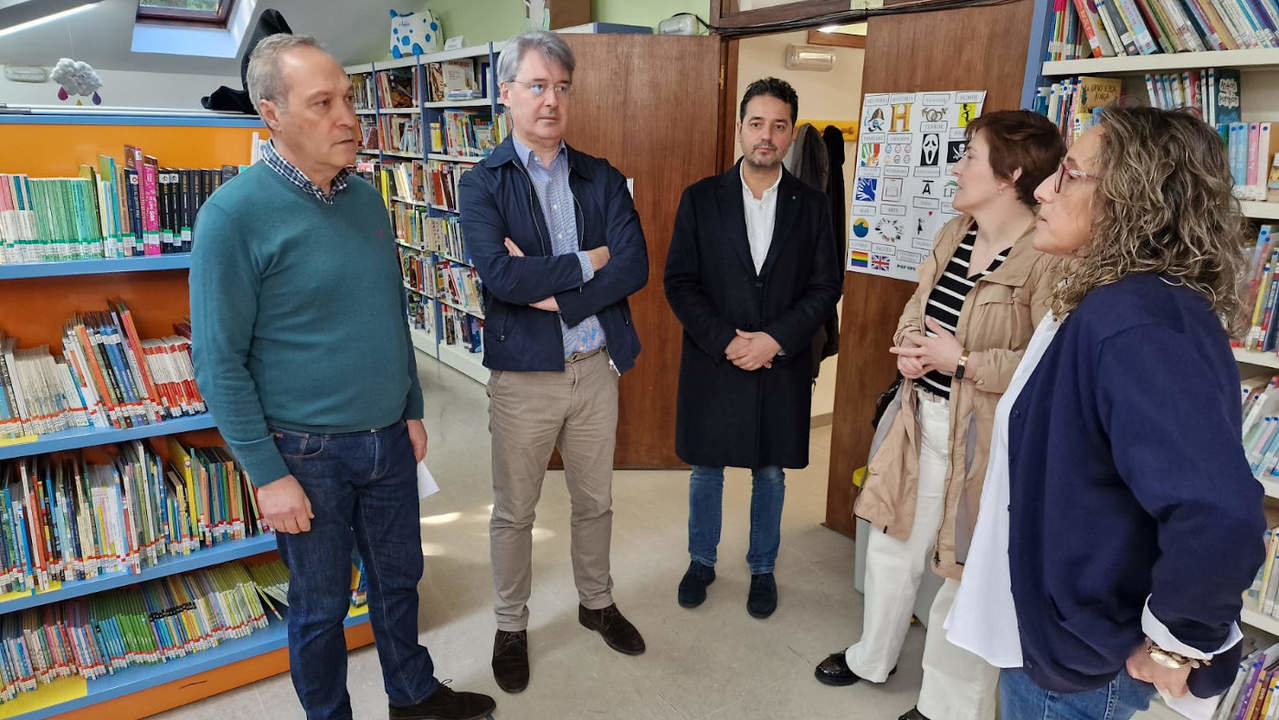 O delegado territorial da Xunta de Galicia en Pontevedra visitou este mércores a biblioteca de O Grove. DS