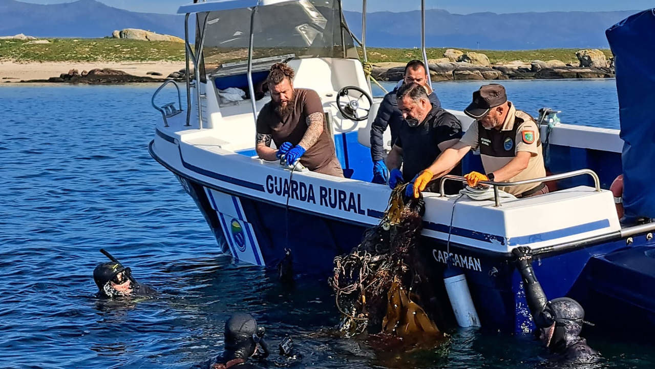 Buzos trabajando en la retirada de basura marina en el entorno del islote Guidoiro Areoso en A Illa. DS