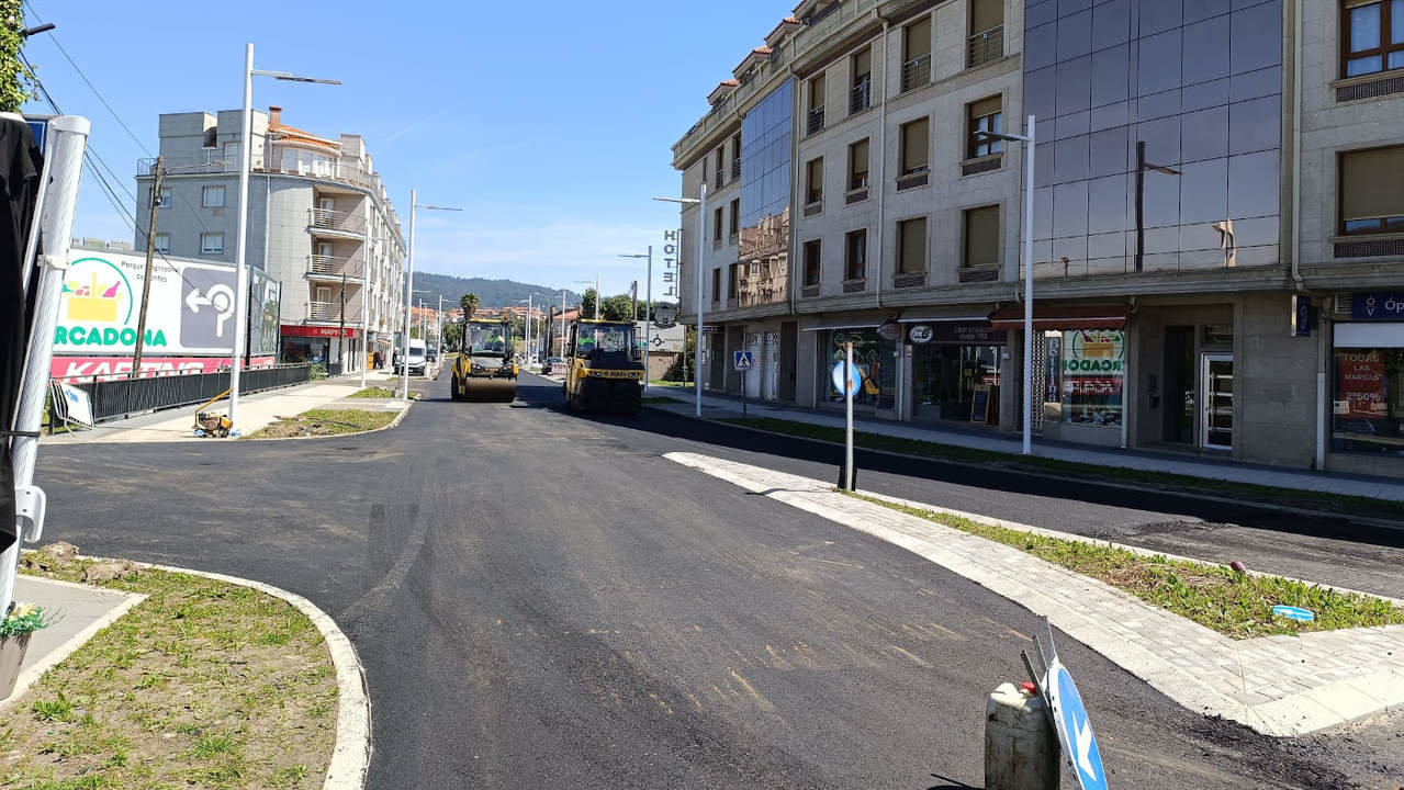 Trabajos de asfaltado en el boulevard de Portonovo. DS