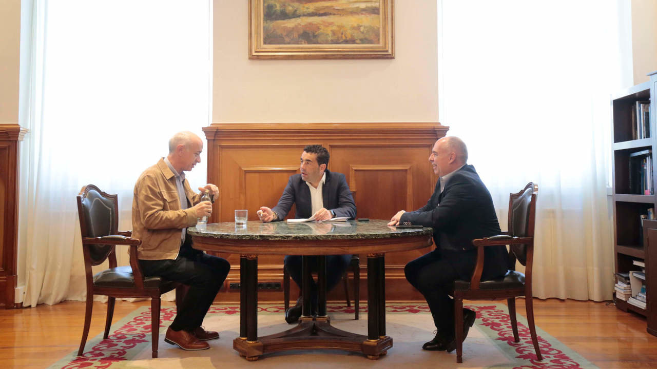 Imagen el encuentro entre Luis López, Gonzalo Durán y Javier Tourís. DS