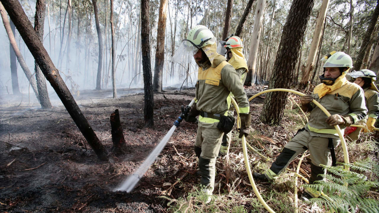 Operarios del servicio de Emerxencias trabajando en la extinción del incendio. JOSÉ LUIZ OUBIÑA