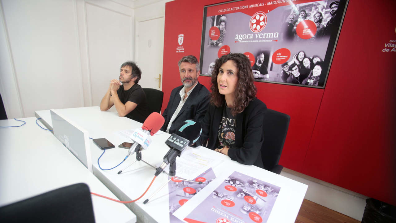 Pepe Santamaría Medin, Alberto Varela y Sonia Outón en la presentación del ciclo Ágora Vermú 2024. JOSÉ LUIZ OUBIÑA