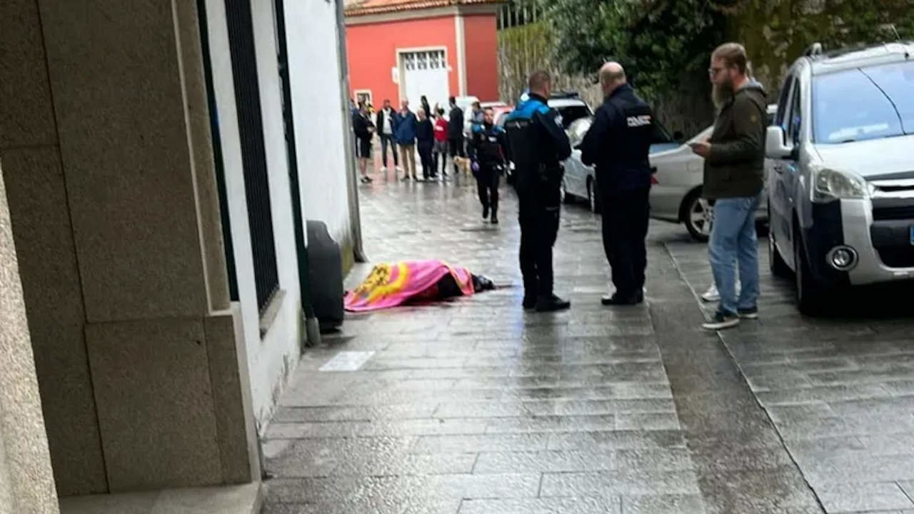 El cuerpo del fallecido, en la calle junto a la plaza de Abastos de Vilaxoán. CEDIDA
