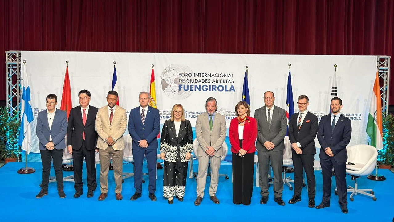 A la izquierda, el concejal de Turismo, Juan Deza, junto a altos representantes de cuatro continentes en la cita. DS
