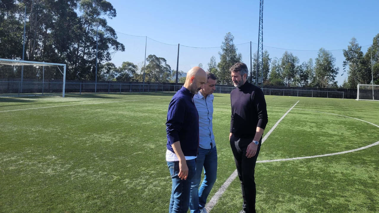 Álvaro Carou, Carlos Coira y Alberto Avendaño visitando el campo de fútbol de Berdón. SAMUEL CARDALDA