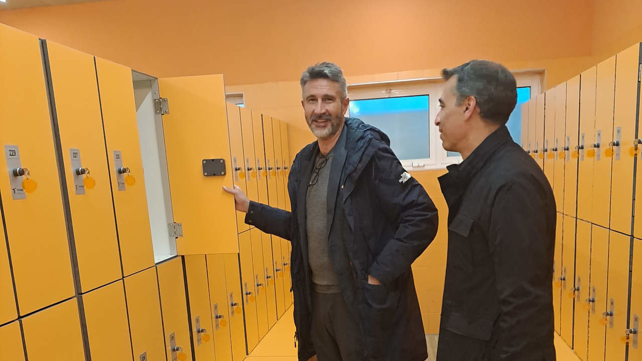 Alberto Varela y Carlos Coira visitando los nuevos vestuarios de la piscina municipal Celestino Briones de Vilagarcía. DS