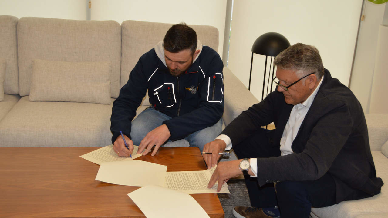 Firma del convenio entre Telmo Martín y el presidente del Motoclub Amigos de la Moto. DS