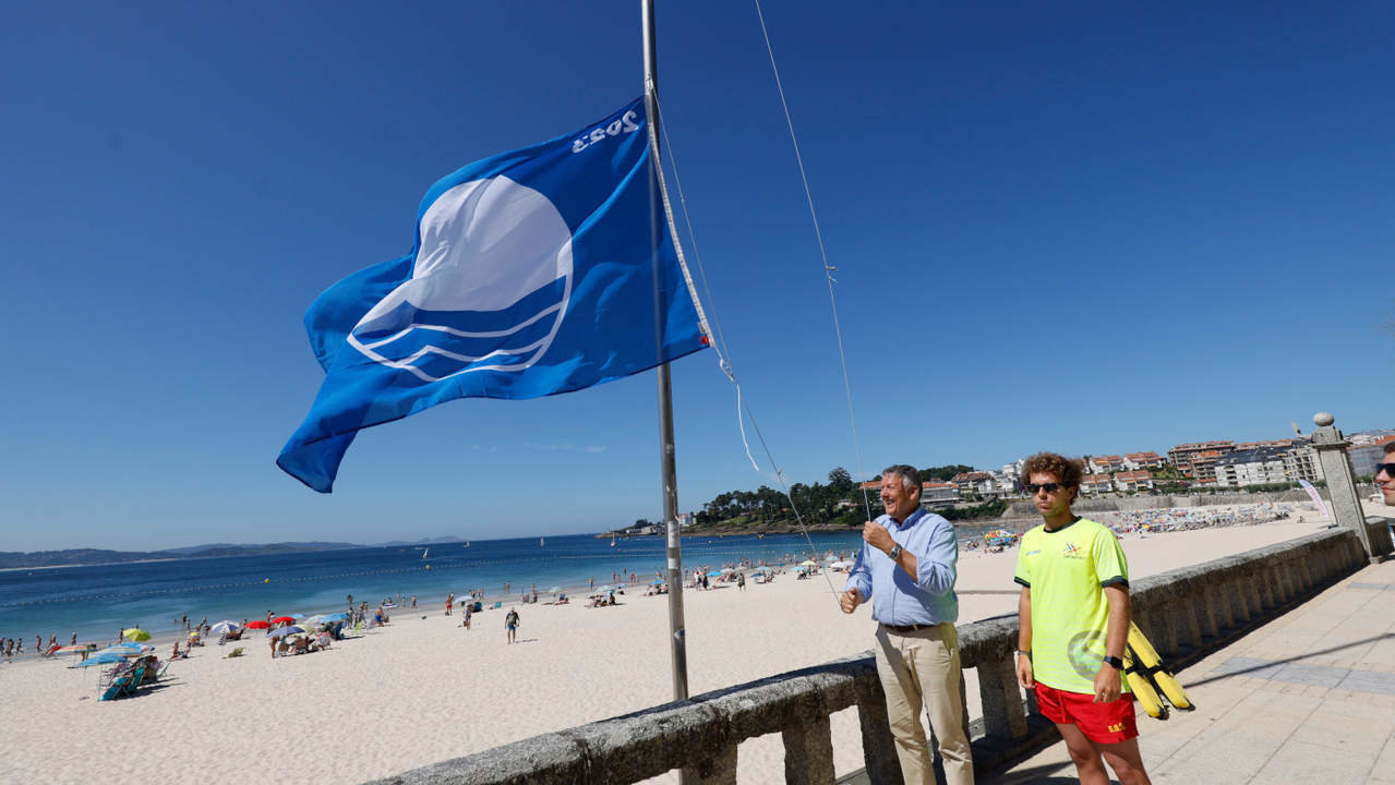 Izado de la bandera azul en la playa de Silgar el pasado año. GONZALO GARCÍA (ADP)