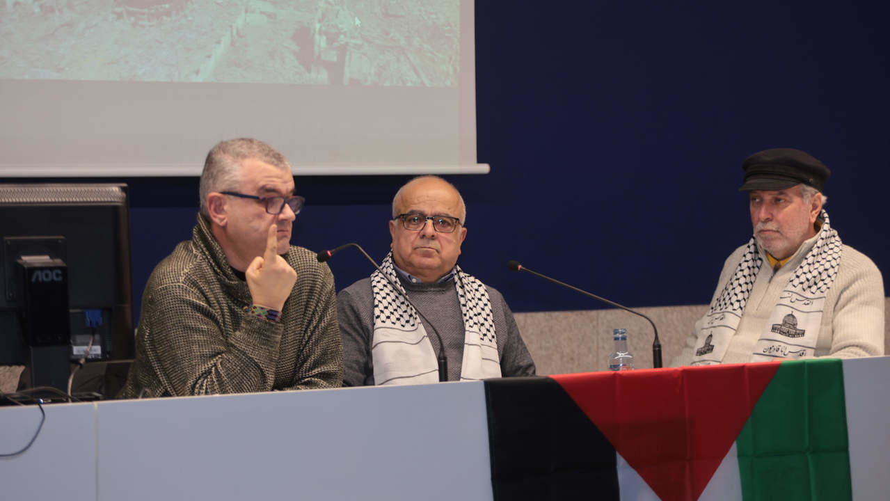 O medico de orixe palestina Anan Abdalah fala da situacion en Gaza Estara acompañado por Duarte Correa. RAFA FARIÑA