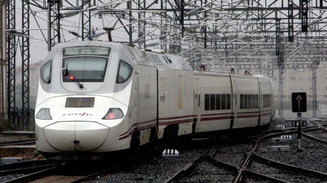  Un tren a su paso por la estación de Santiago de Compostela con destino a Madrid. EFE 