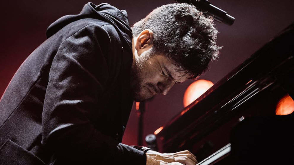 Pablo López, al piano. INSTAGRAM